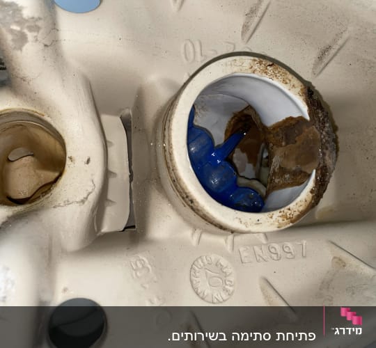 חלק פנימי של אסלה עם חלודה וסתימה